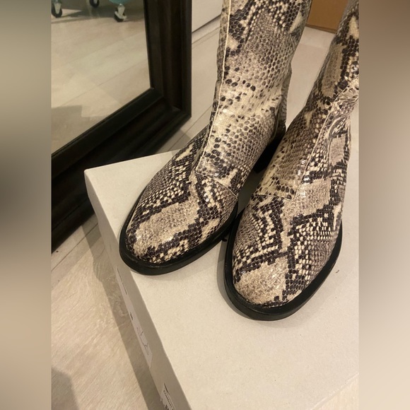 Gorgeous snake print boots in leather - Picture 4 of 8